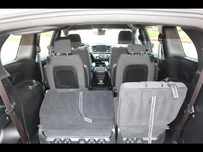 2023 Chrysler Pacifica Touring   - Photo 11 - Euless, TX 76040