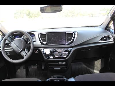 2023 Chrysler Pacifica Touring   - Photo 16 - Euless, TX 76040