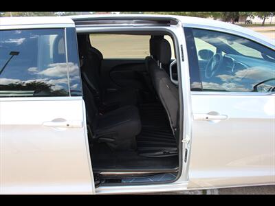 2023 Chrysler Pacifica Touring   - Photo 13 - Euless, TX 76040