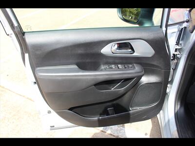 2023 Chrysler Pacifica Touring   - Photo 21 - Euless, TX 76040