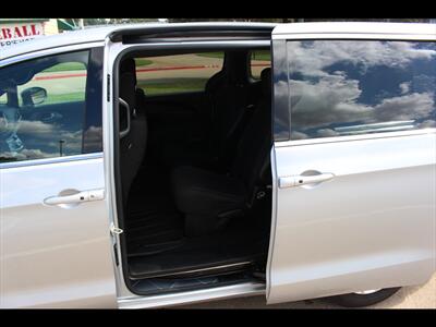 2023 Chrysler Pacifica Touring   - Photo 17 - Euless, TX 76040