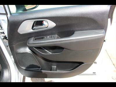 2023 Chrysler Pacifica Touring   - Photo 19 - Euless, TX 76040