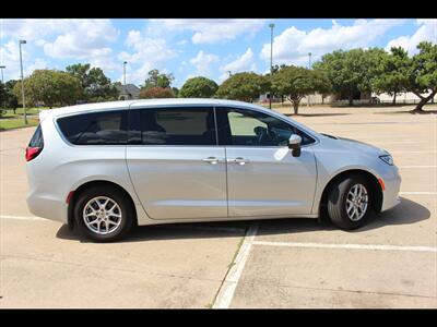 2023 Chrysler Pacifica Touring   - Photo 6 - Euless, TX 76040