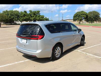 2023 Chrysler Pacifica Touring   - Photo 5 - Euless, TX 76040