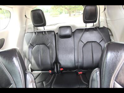 2022 Chrysler Pacifica Touring L   - Photo 17 - Euless, TX 76040