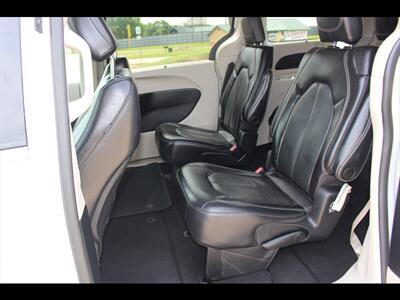 2022 Chrysler Pacifica Touring L   - Photo 16 - Euless, TX 76040