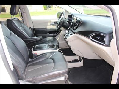 2022 Chrysler Pacifica Touring L   - Photo 15 - Euless, TX 76040