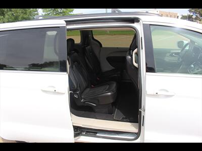 2022 Chrysler Pacifica Touring L   - Photo 12 - Euless, TX 76040