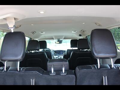 2022 Chrysler Pacifica Touring L   - Photo 11 - Euless, TX 76040