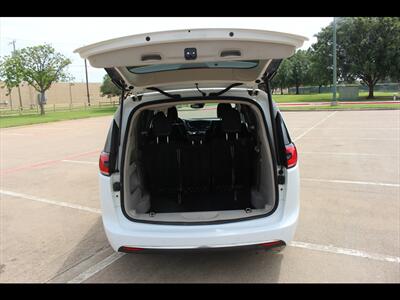 2022 Chrysler Pacifica Touring L   - Photo 9 - Euless, TX 76040