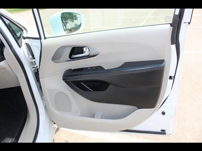 2022 Chrysler Pacifica Touring L   - Photo 14 - Euless, TX 76040