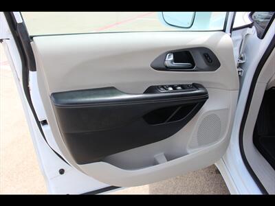 2022 Chrysler Pacifica Touring L   - Photo 21 - Euless, TX 76040