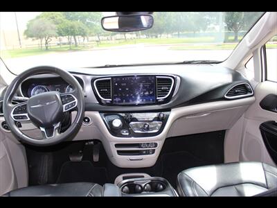 2022 Chrysler Pacifica Touring L   - Photo 18 - Euless, TX 76040