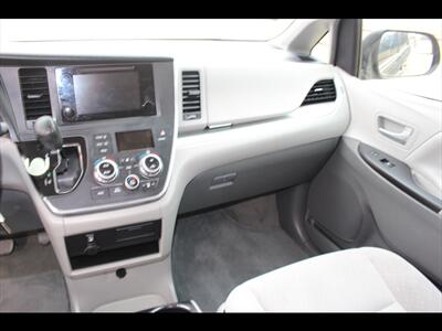 2017 Toyota Sienna LE 8-Passenger - Photo 22 - Euless, TX 76040