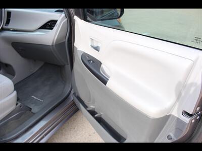 2017 Toyota Sienna LE 8-Passenger - Photo 28 - Euless, TX 76040