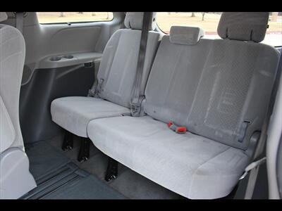2017 Toyota Sienna LE 8-Passenger - Photo 17 - Euless, TX 76040