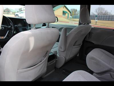 2017 Toyota Sienna LE 8-Passenger - Photo 20 - Euless, TX 76040