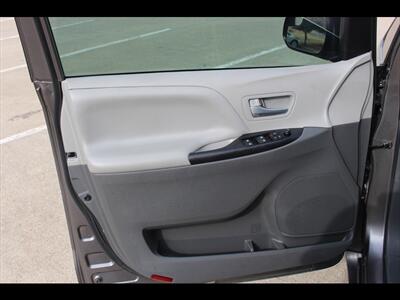 2017 Toyota Sienna LE 8-Passenger - Photo 31 - Euless, TX 76040