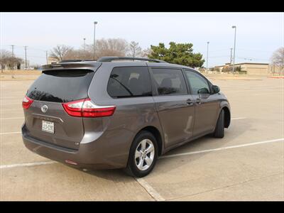 2017 Toyota Sienna LE 8-Passenger - Photo 5 - Euless, TX 76040