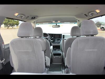 2017 Toyota Sienna LE 8-Passenger - Photo 14 - Euless, TX 76040