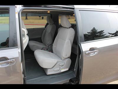 2017 Toyota Sienna LE 8-Passenger - Photo 15 - Euless, TX 76040