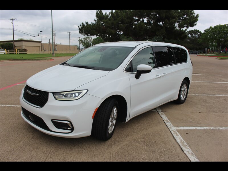 2023 Chrysler Pacifica Touring L   - Photo 1 - Euless, TX 76040