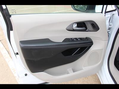 2023 Chrysler Pacifica Touring L - Photo 24 - Euless, TX 76040