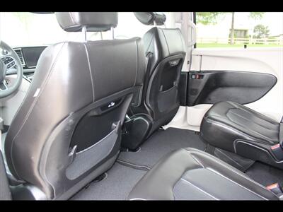 2023 Chrysler Pacifica Touring L - Photo 14 - Euless, TX 76040