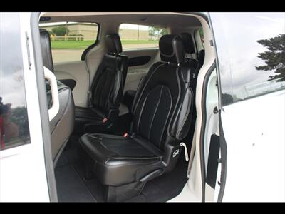 2023 Chrysler Pacifica Touring L - Photo 11 - Euless, TX 76040