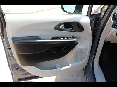 2023 Chrysler Pacifica Touring L   - Photo 21 - Euless, TX 76040