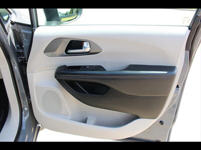 2023 Chrysler Pacifica Touring L   - Photo 19 - Euless, TX 76040