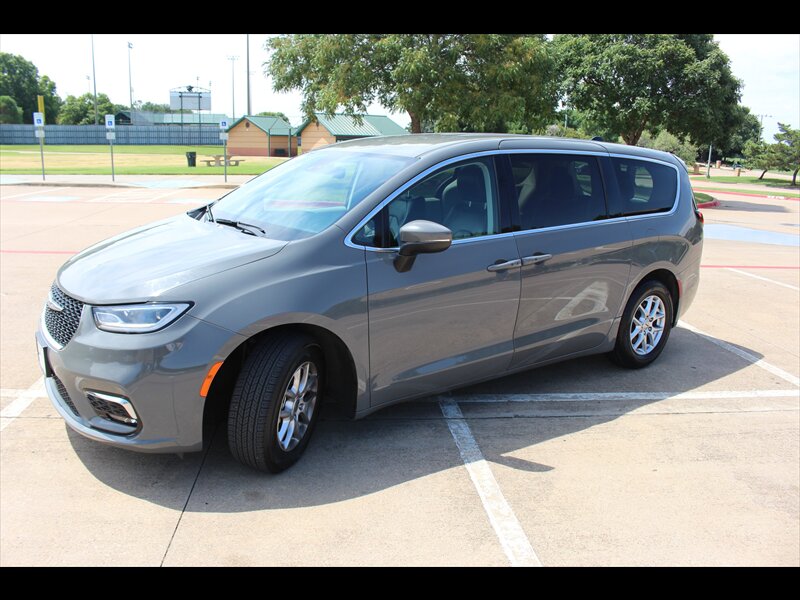 2023 Chrysler Pacifica Touring L - Photo 1 - Euless, TX 76040