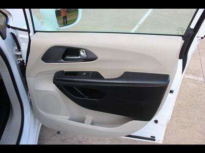 2022 Chrysler Pacifica Touring L   - Photo 18 - Euless, TX 76040