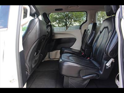 2022 Chrysler Pacifica Touring L   - Photo 14 - Euless, TX 76040