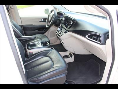 2022 Chrysler Pacifica Touring L   - Photo 16 - Euless, TX 76040