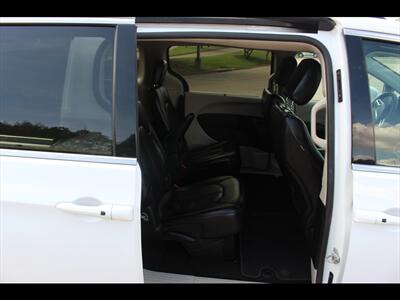 2022 Chrysler Pacifica Touring L   - Photo 12 - Euless, TX 76040