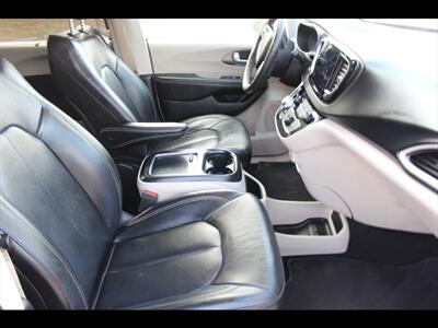 2022 Chrysler Pacifica Touring L   - Photo 17 - Euless, TX 76040