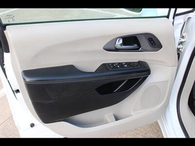 2022 Chrysler Pacifica Touring L   - Photo 21 - Euless, TX 76040