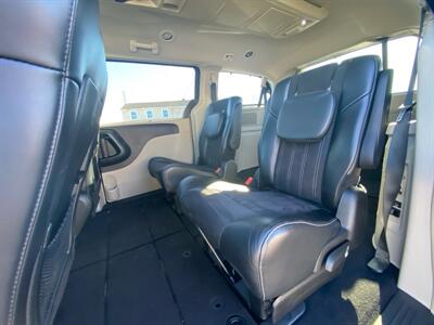 2014 Chrysler Town & Country Touring-L   - Photo 10 - West Chester, PA 19382