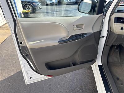 2013 Toyota Sienna LE 8-Passenger   - Photo 8 - West Chester, PA 19382