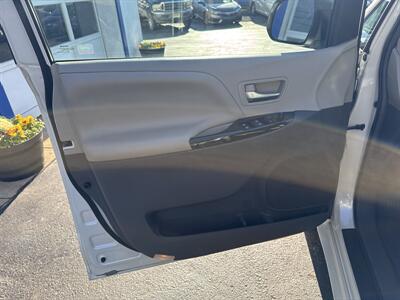 2015 Toyota Sienna Limited 7-Passenger - Photo 8 - West Chester, PA 19382