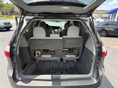 2017 Toyota Sienna LE 7-Passenger   - Photo 5 - West Chester, PA 19382