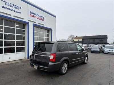 2015 Chrysler Town & Country Touring-L - Photo 5 - West Chester, PA 19382