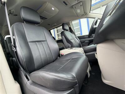 2015 Chrysler Town & Country Touring-L - Photo 16 - West Chester, PA 19382