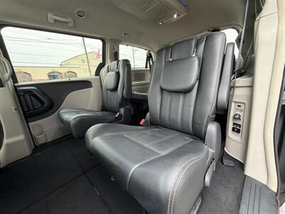 2015 Chrysler Town & Country Touring-L - Photo 10 - West Chester, PA 19382