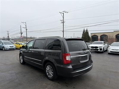 2015 Chrysler Town & Country Touring-L - Photo 7 - West Chester, PA 19382