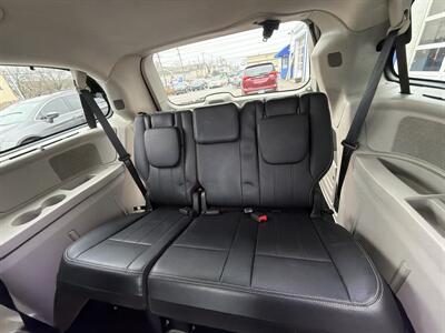 2015 Chrysler Town & Country Touring-L - Photo 11 - West Chester, PA 19382