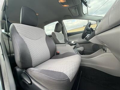 2015 Toyota Prius v Two   - Photo 14 - West Chester, PA 19382