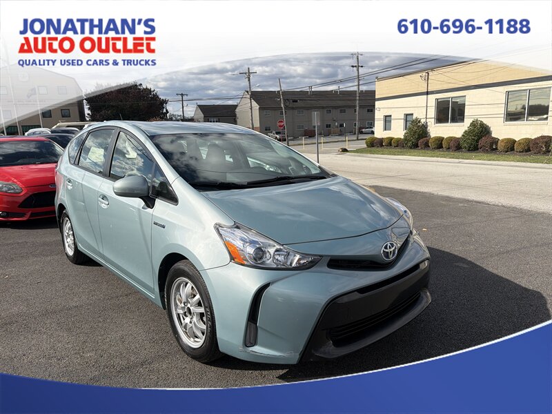 2015 Toyota Prius v Three's photo