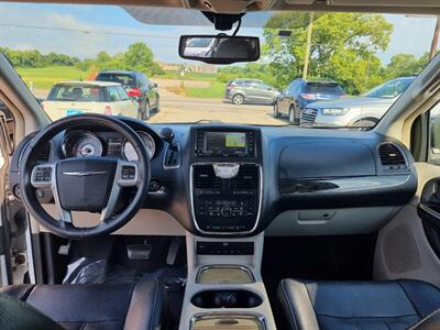 2014 Chrysler Town & Country Touring-L   - Photo 10 - Cincinnati, OH 45231